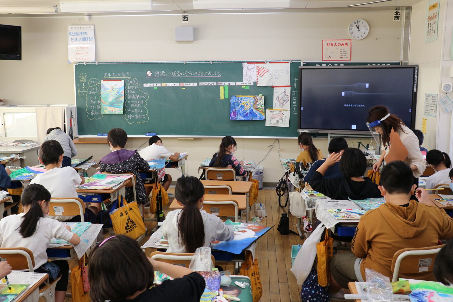 「どうして緑色なの?」「水には色がないけれど、奥の緑が映っているからだよ。」(4年)